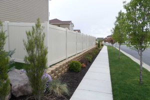 Why Vinyl Fencing is Perfect for Utah’s Climate and Your Yard